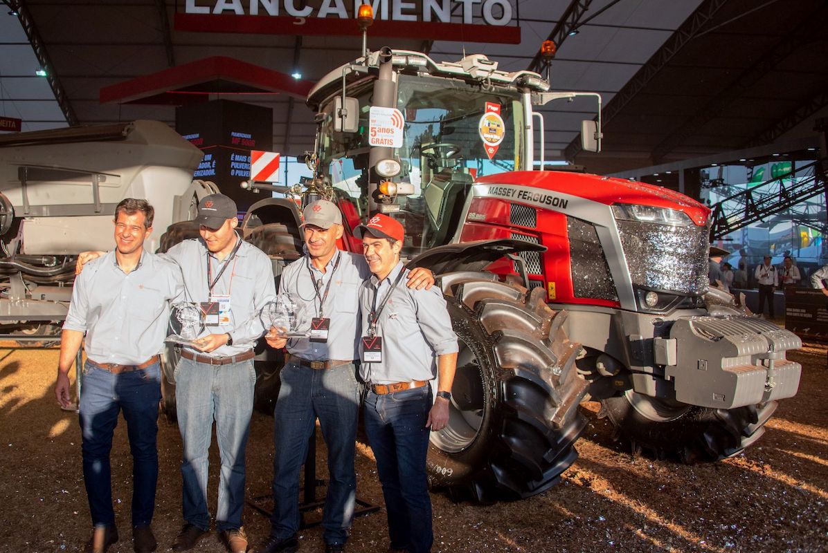 Il team di Massey Ferguson festeggia i premi ricevuti davanti al trattore MF 8S.265 esposto ad Agrishow 2023